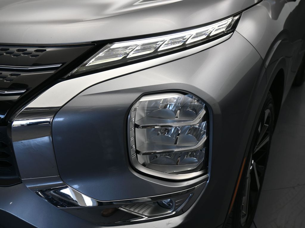 Used 2022 Silver Mitsubishi SE image 24