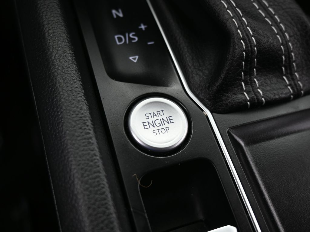 Used 2022 Deep Black Volkswagen 2.0T SE image 27