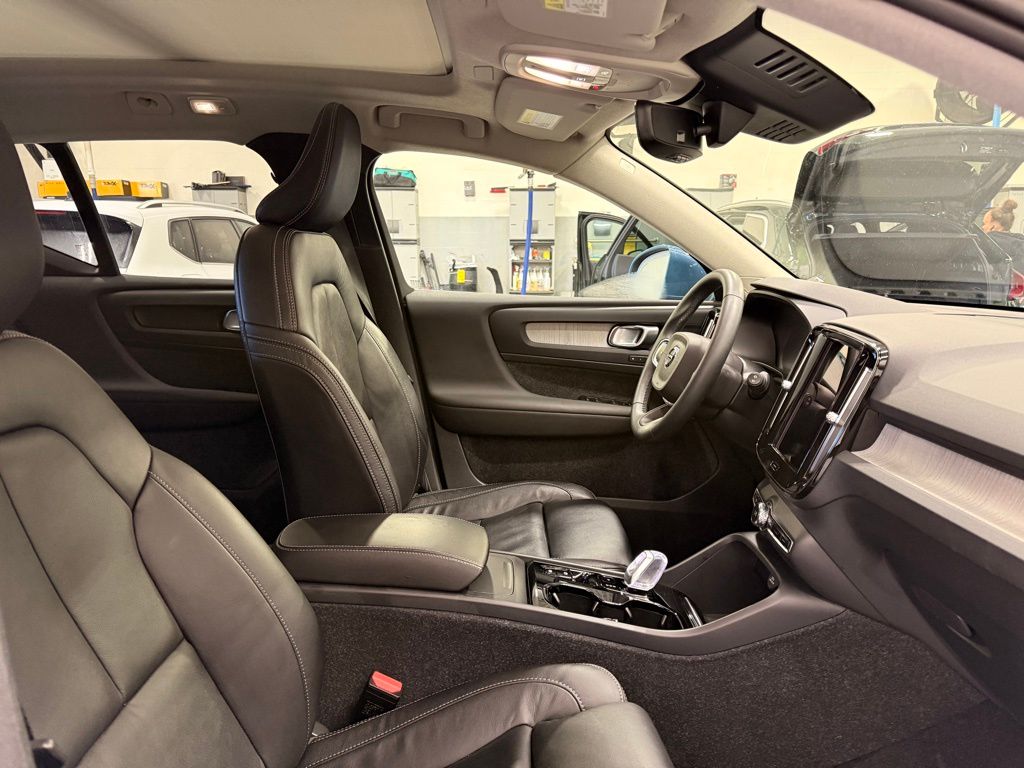 Thumbnail: 2023 Volvo XC40 - 29
