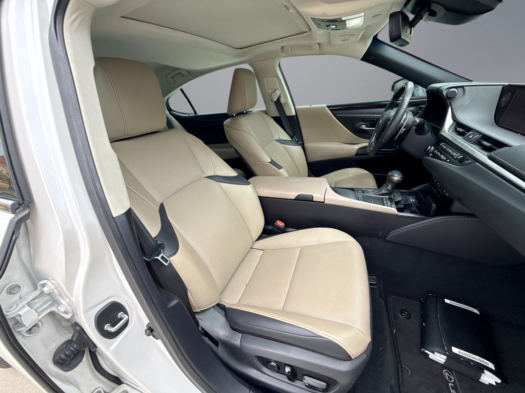 Thumbnail: 2020 Lexus ES - 16