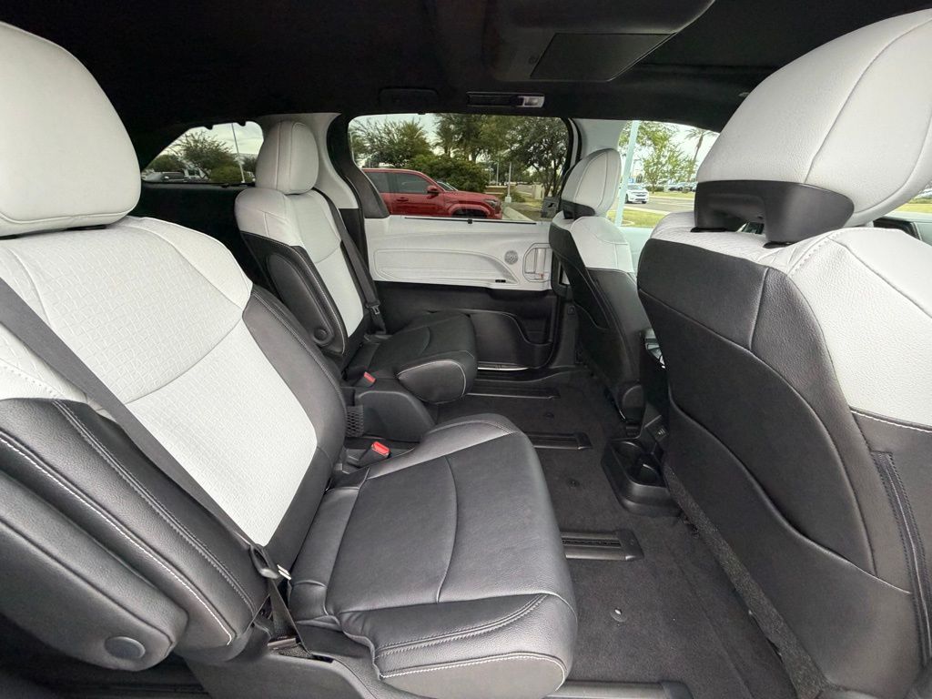 Thumbnail: 2026 Toyota Sienna - 21