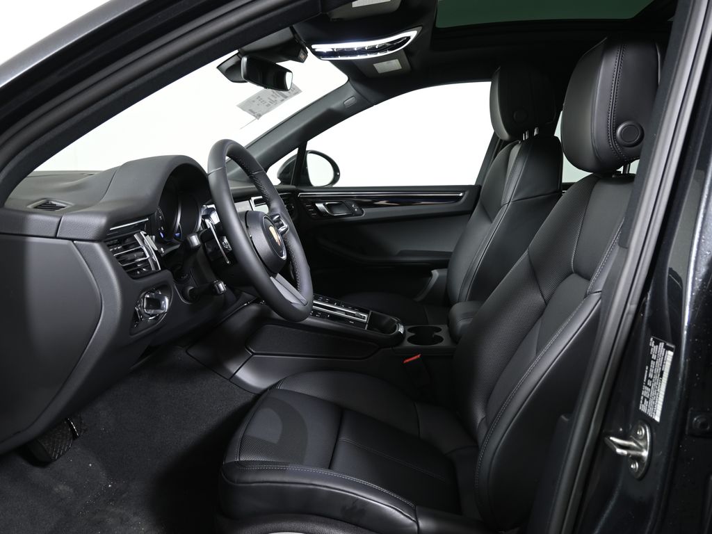 Thumbnail: 2026 Porsche Macan - 5