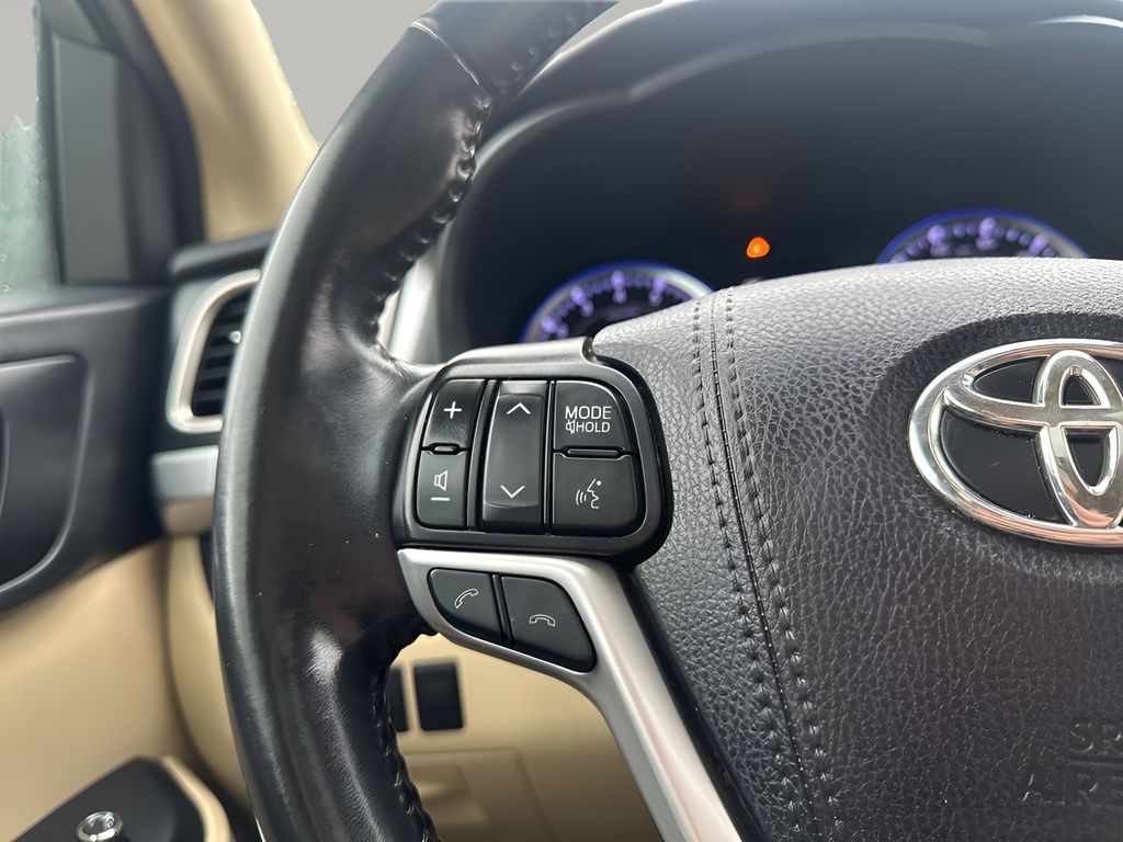 Used Car 2019 Toyota Highlander  Xle For Sale Under $25,000 In Austin, Texas