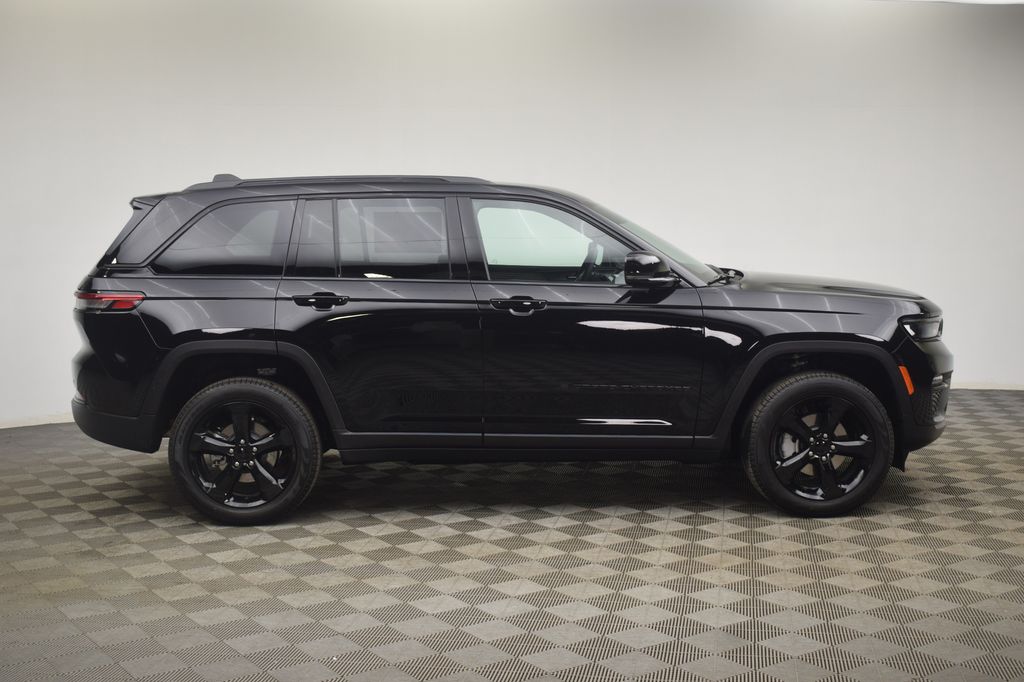 new 2025 Jeep Grand Cherokee car, priced at $44,577