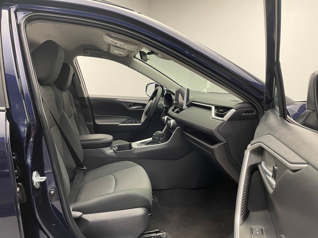 2023 Toyota RAV4 XLE 17