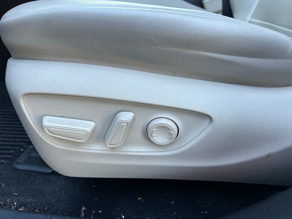 Thumbnail: 2022 Toyota Highlander - 17