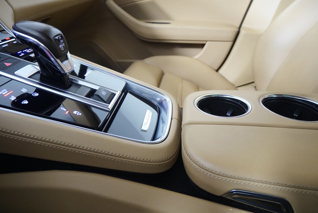 Thumbnail: 2019 Porsche Panamera - 30
