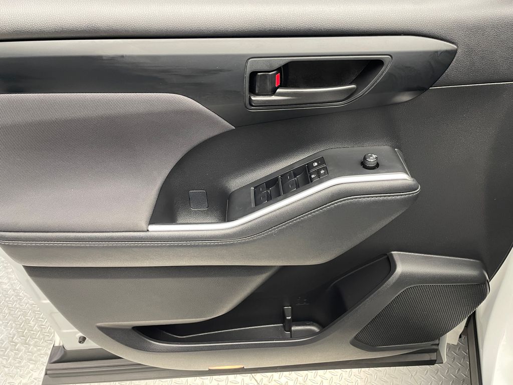 Thumbnail: 2023 Toyota Highlander - 9