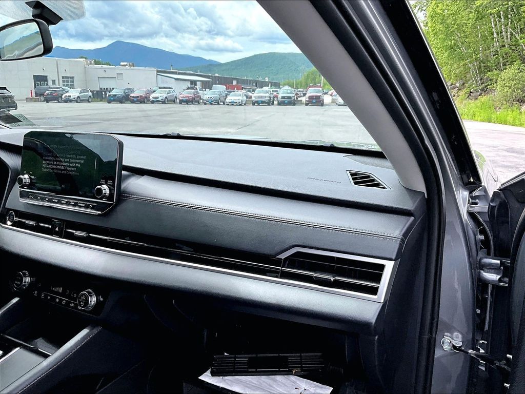 2024 Mitsubishi Outlander — photo 13