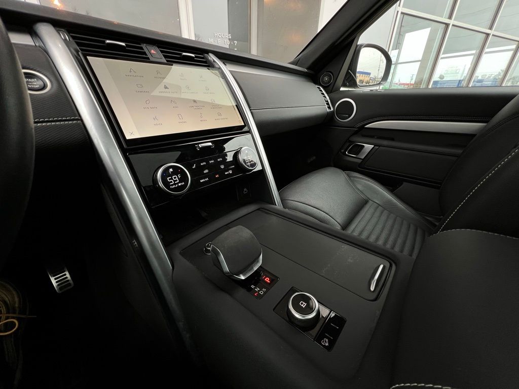 2023 Land Rover Discovery S R-Dynamic photo