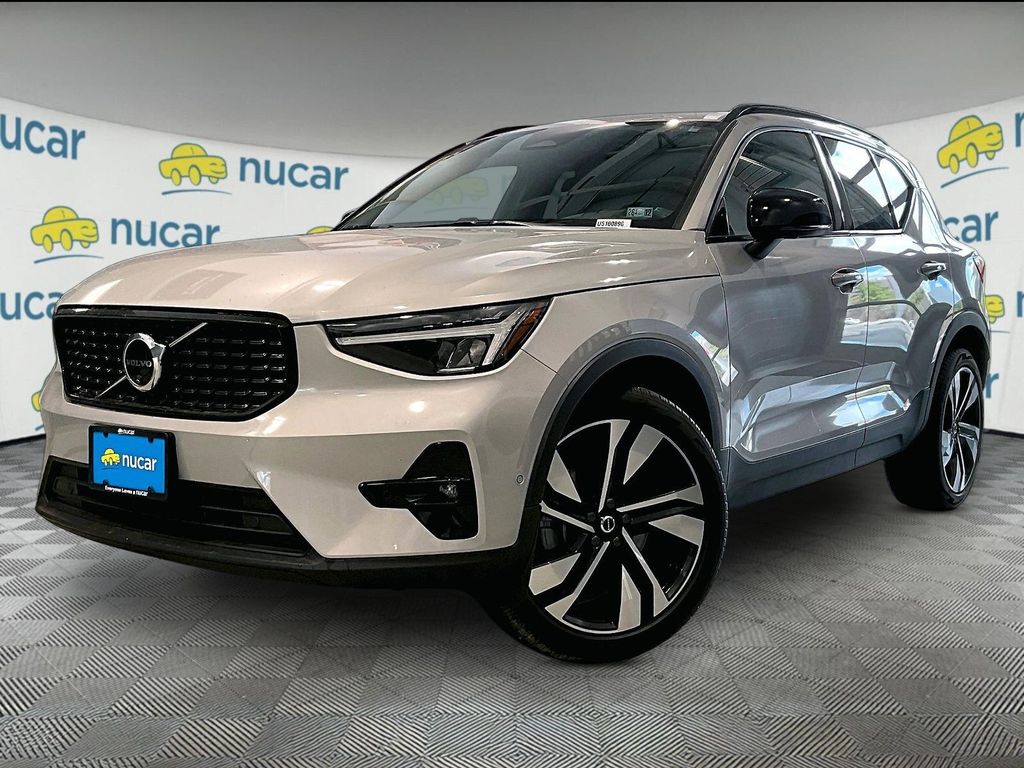 2025 Volvo XC40 — photo 3
