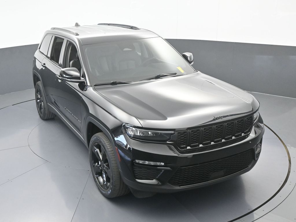 Used 2023 Diamond Black Crystal Pearlcoat Jeep Limited image 57