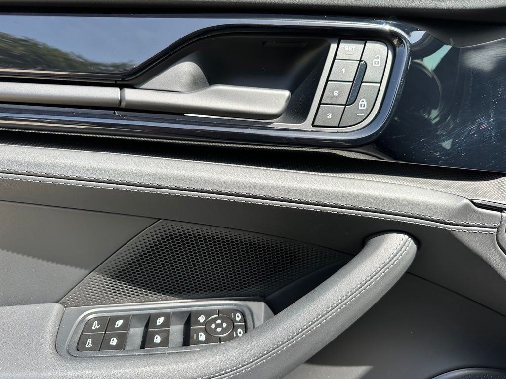 Thumbnail: 2026 Porsche Panamera - 17
