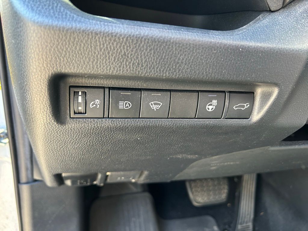 Thumbnail: 2020 Toyota RAV4 - 17