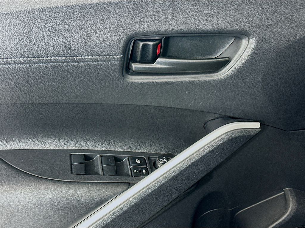 2023 Toyota Corolla Cross LE 18