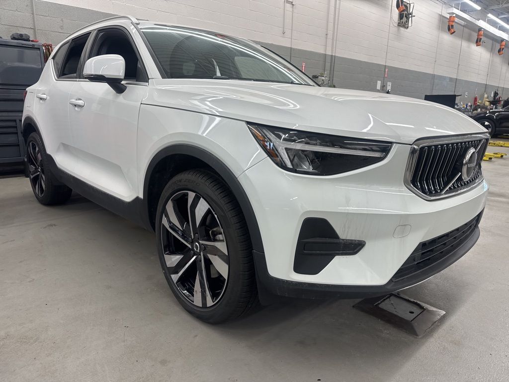 2025 Volvo XC40 B5 Core Bright Theme AWD