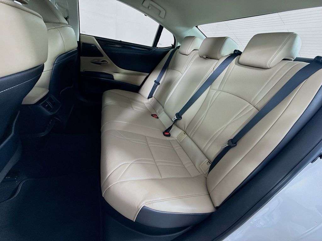 Thumbnail: 2021 Lexus ES - 25