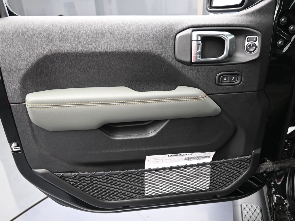 New 2026 Black Clearcoat Jeep Mojave image 12