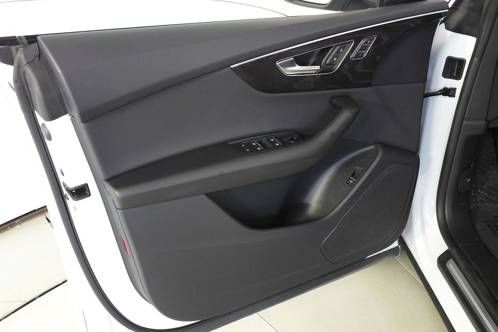 Thumbnail: 2023 Audi Q8 - 11