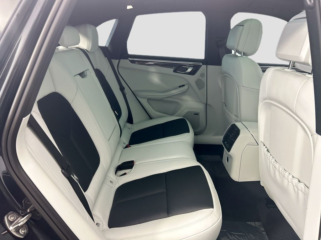 Thumbnail: 2026 Porsche Macan - 23