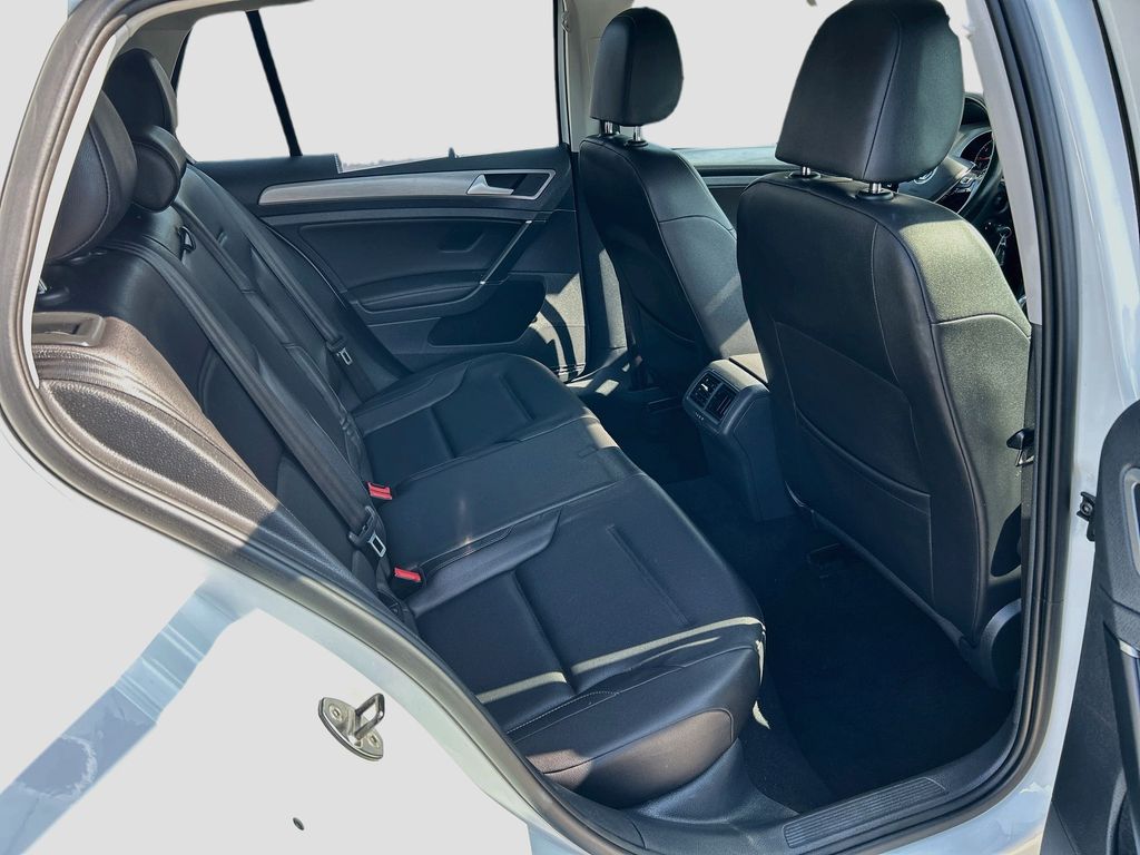 Thumbnail: 2015 Volkswagen Golf - 24