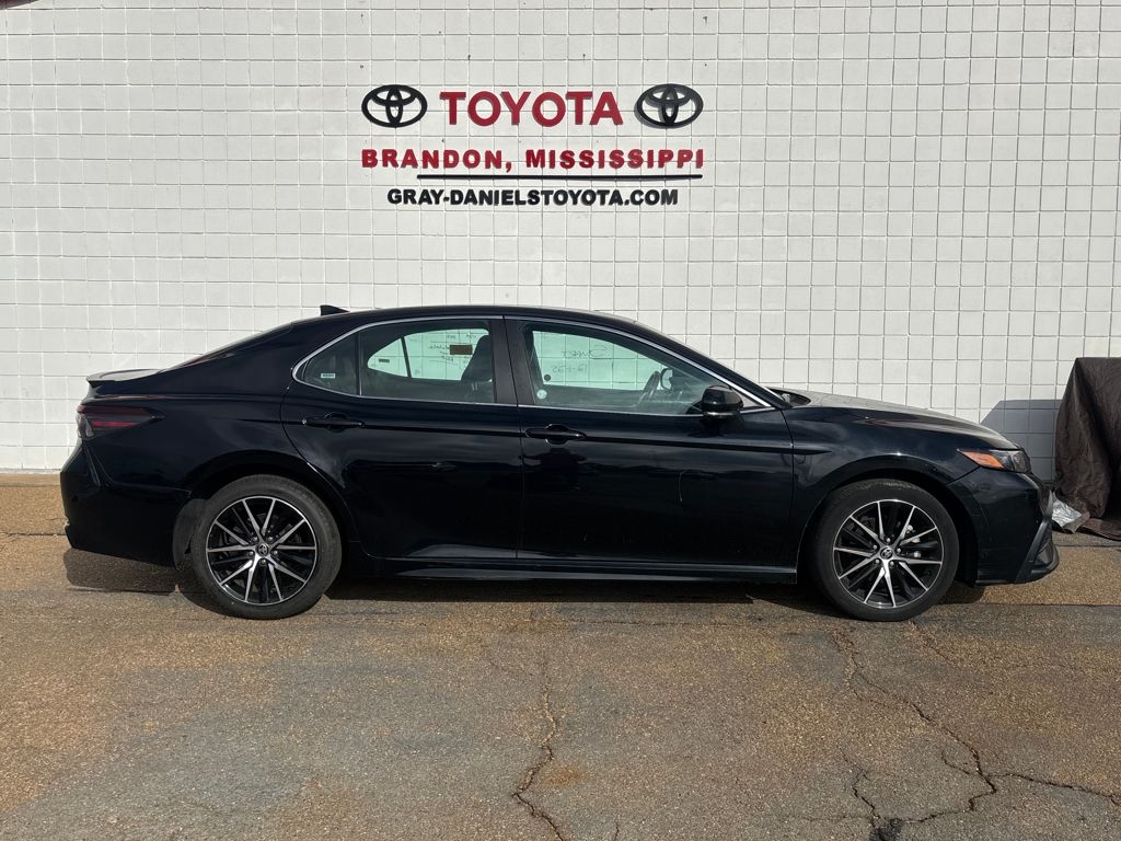 2024 Toyota Camry SE's photo