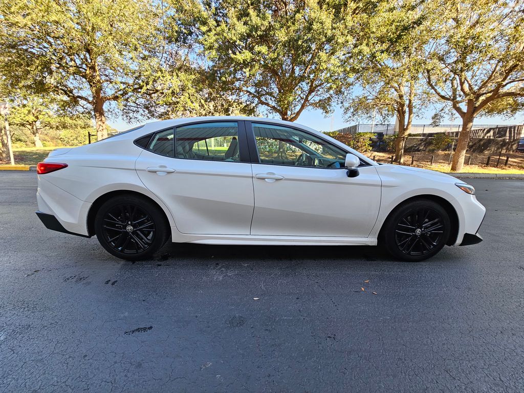 2025 Toyota Camry SE 6