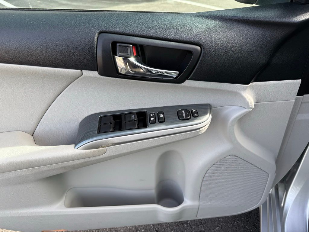 Thumbnail: 2012 Toyota Camry - 11