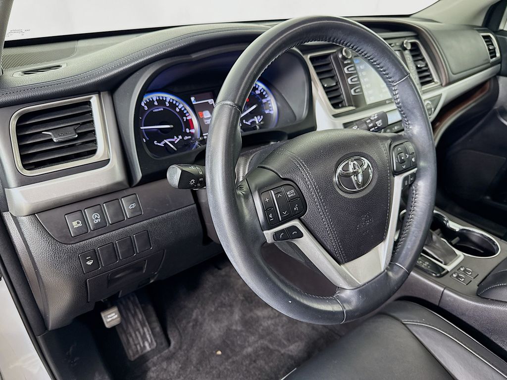 Thumbnail: 2018 Toyota Highlander - 9