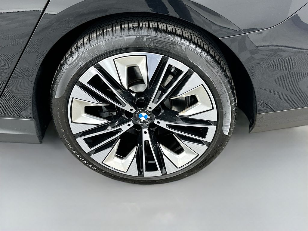 Thumbnail: 2025 BMW 5 Series - 32