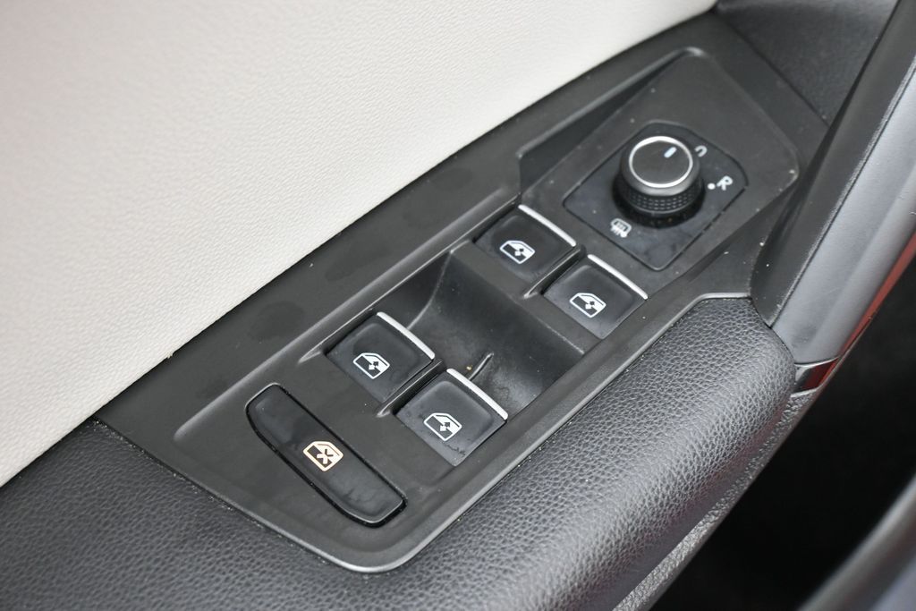 Used 2019 Orange Metallic Volkswagen 2.0T SE image 14