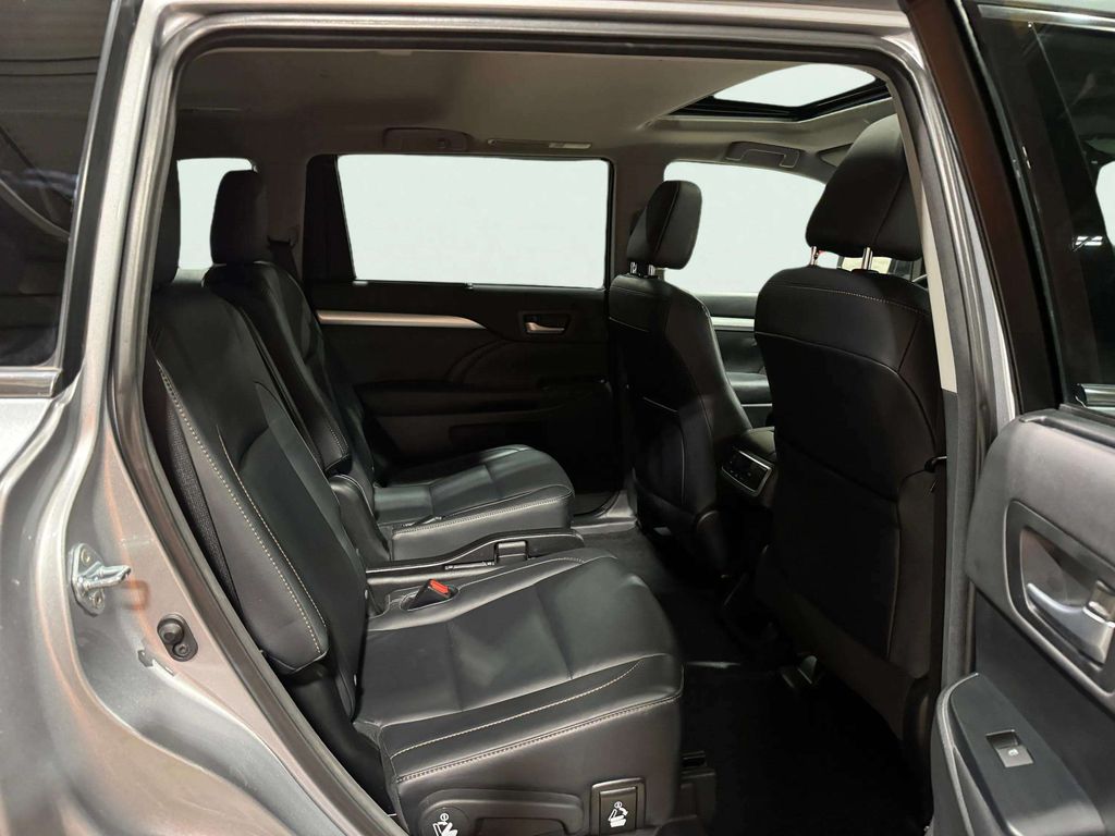 Used 2015 Silver Sky Metallic Toyota XLE V6 image 26