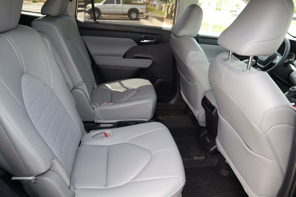 2025 Toyota Highlander XLE 21