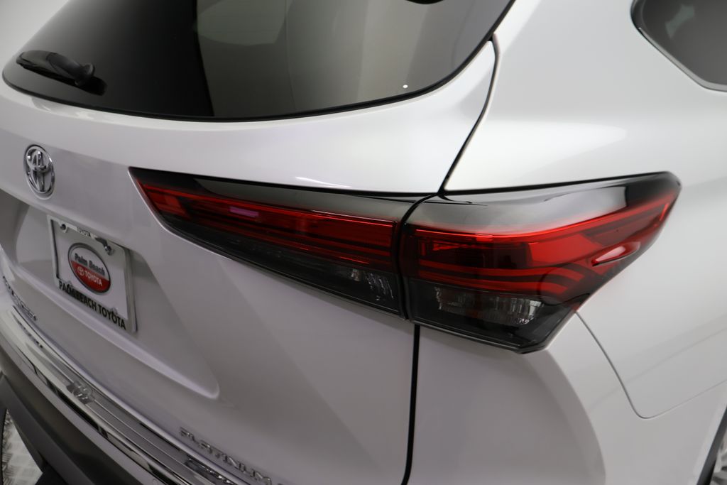 Thumbnail: 2023 Toyota Highlander - 9