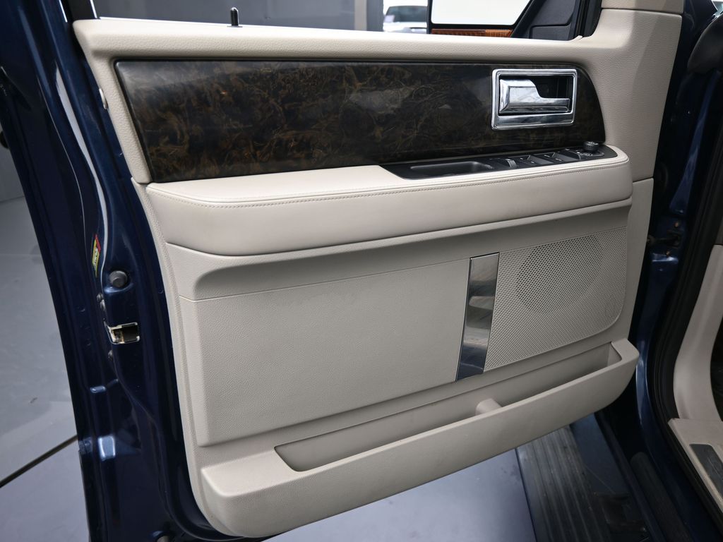 Used 2016 Midnight Lincoln Select image 18