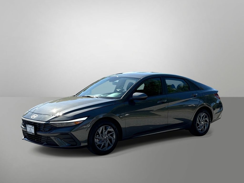 Gray 2024 Hyundai Elantra SEL FWD Sedan Front-Wheel Drive Continuously Variable Transmission