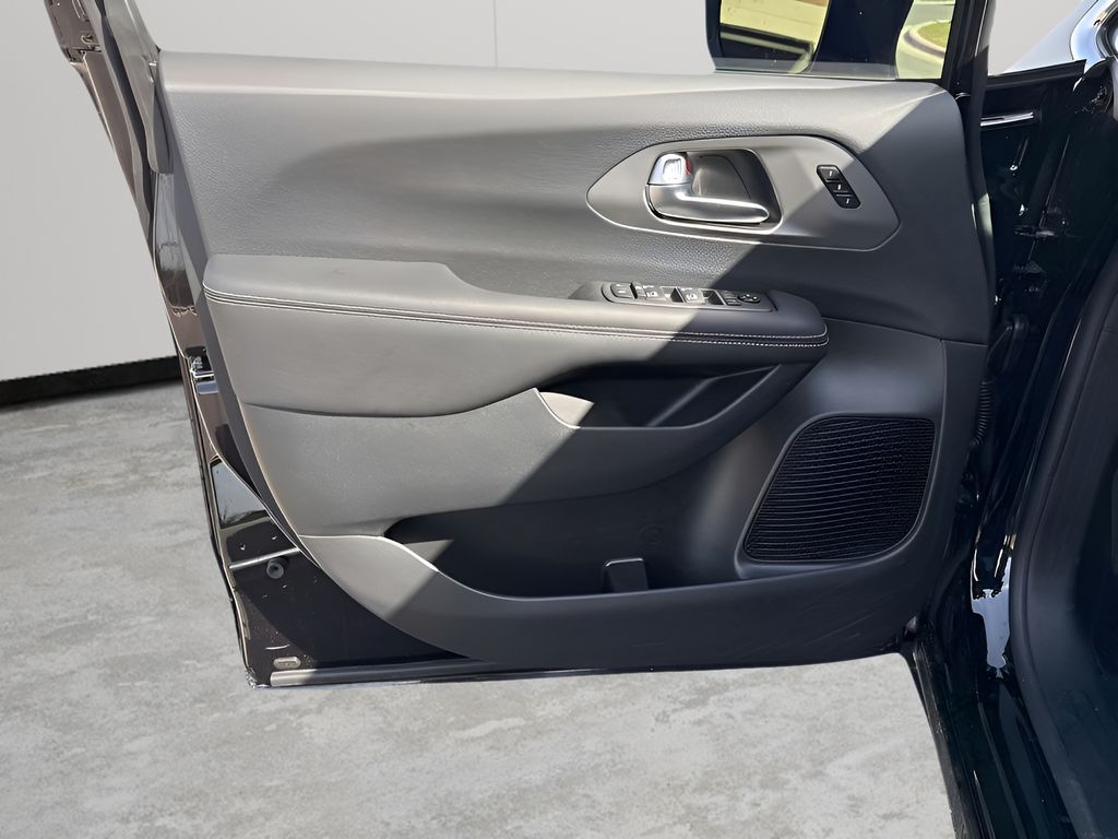 2025 Chrysler Pacifica Select - Photo 17