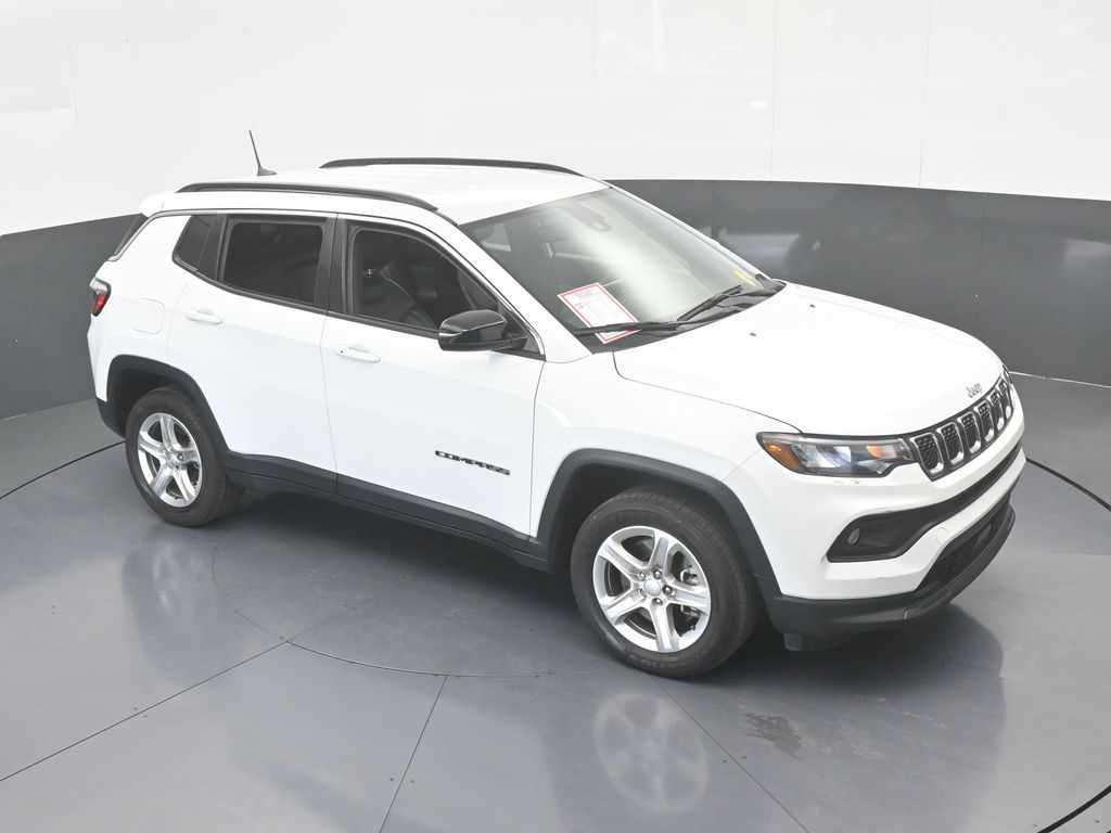 Used 2023 Bright White Clearcoat Jeep Latitude image 17