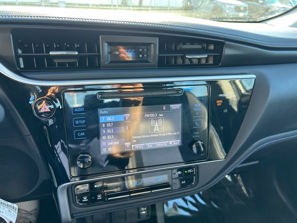 2017 Toyota Corolla SE 17
