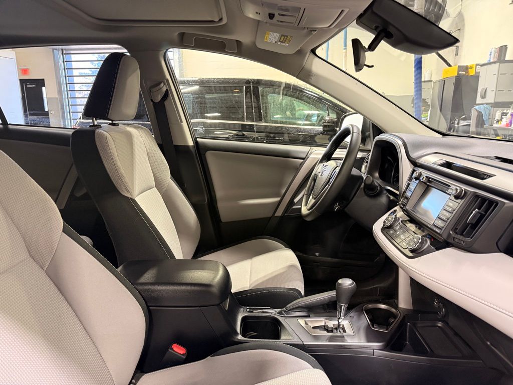 Thumbnail: 2018 Toyota RAV4 - 29