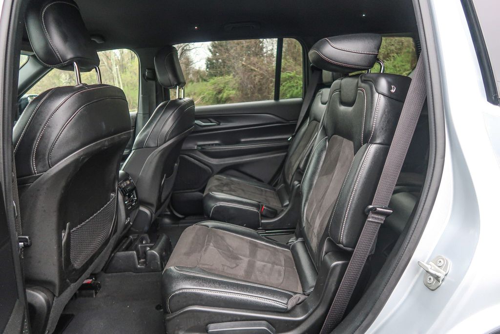 2023 Jeep Grand Cherokee L Altitude 4x2