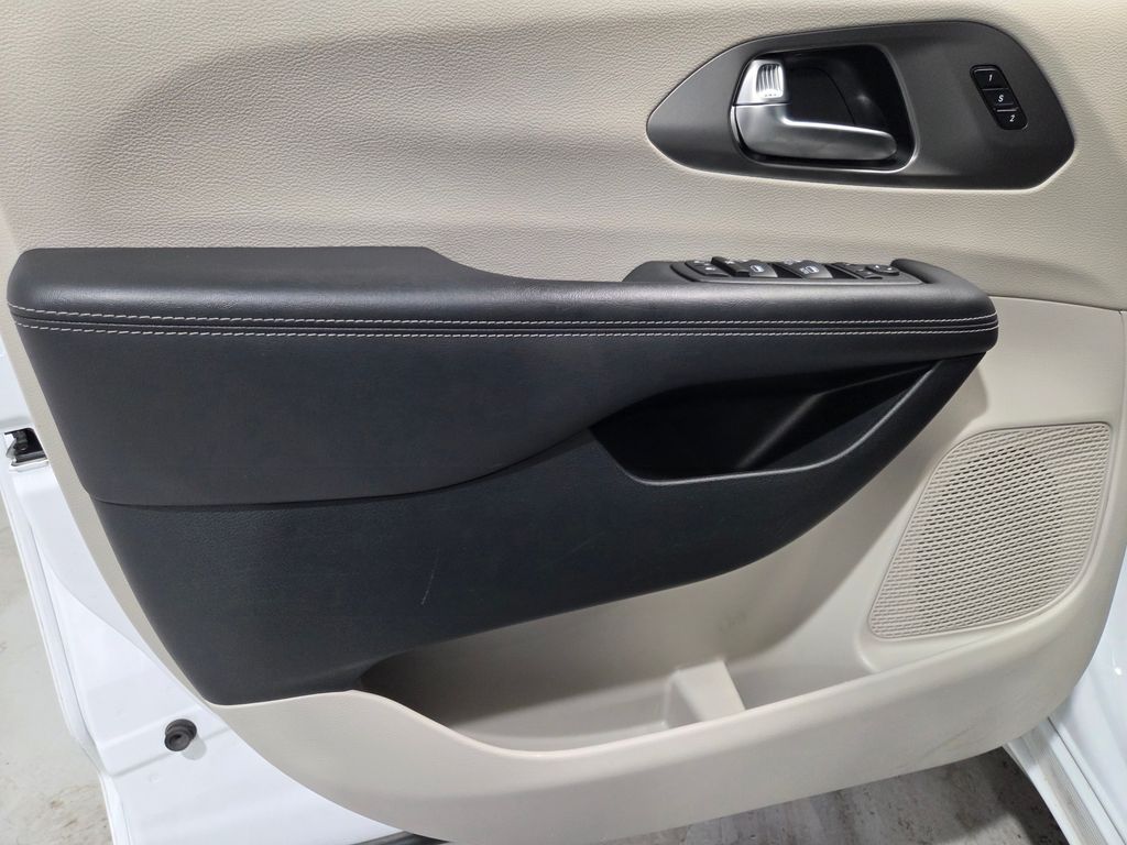 2023 Chrysler Pacifica Touring L photo