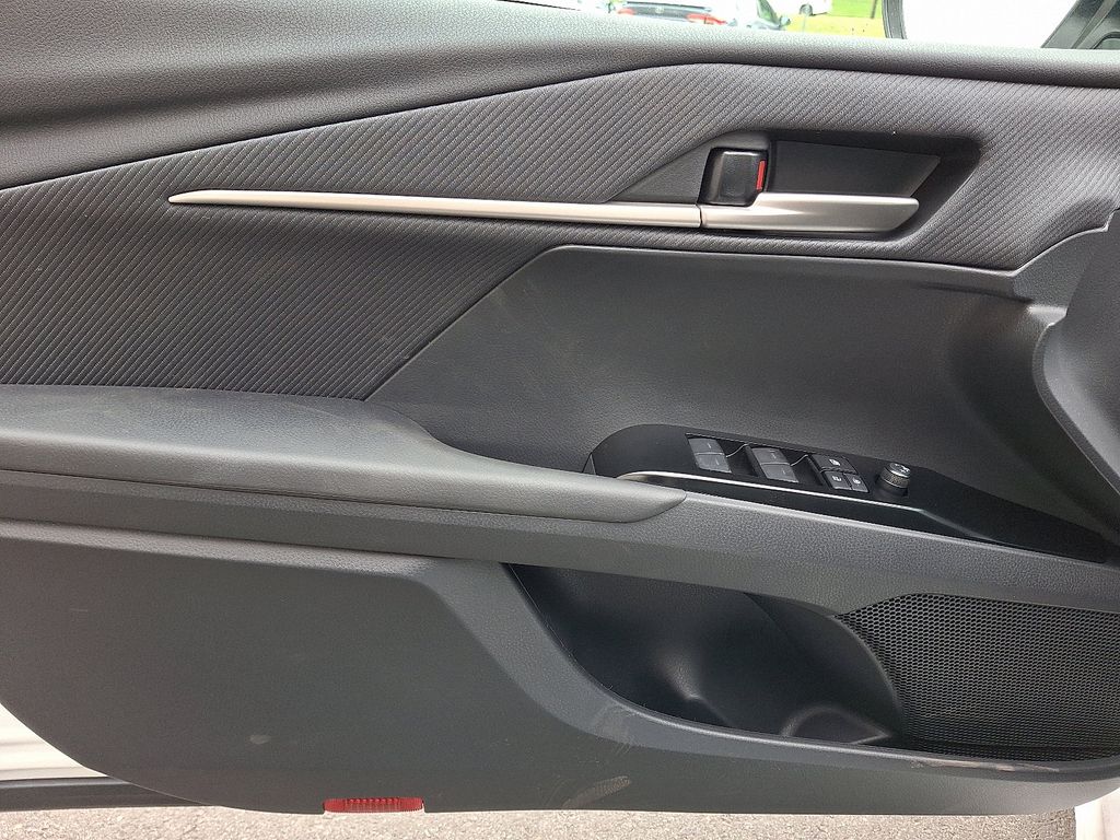 2025 Toyota Camry SE 8