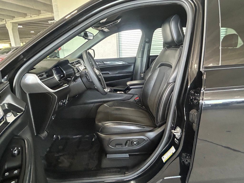 Used 2023 Diamond Black Crystal Pearlcoat Jeep Altitude image 16