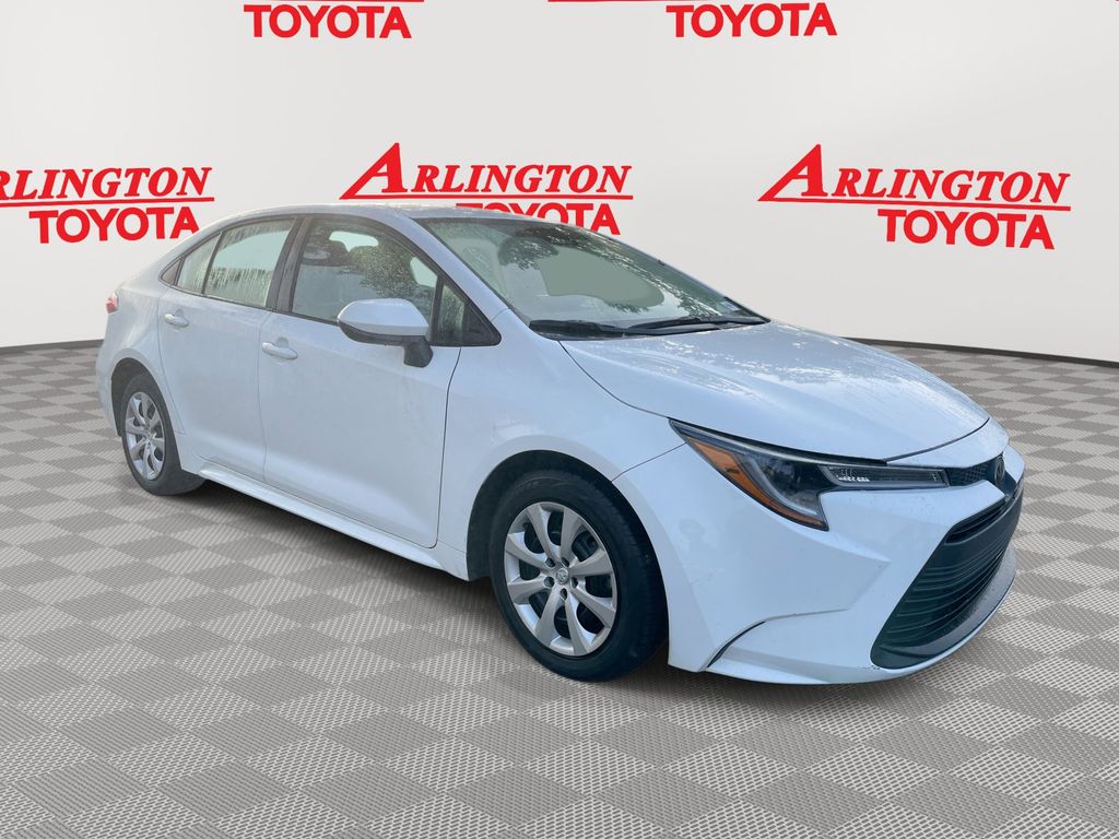 2024 Toyota Corolla LE's photo