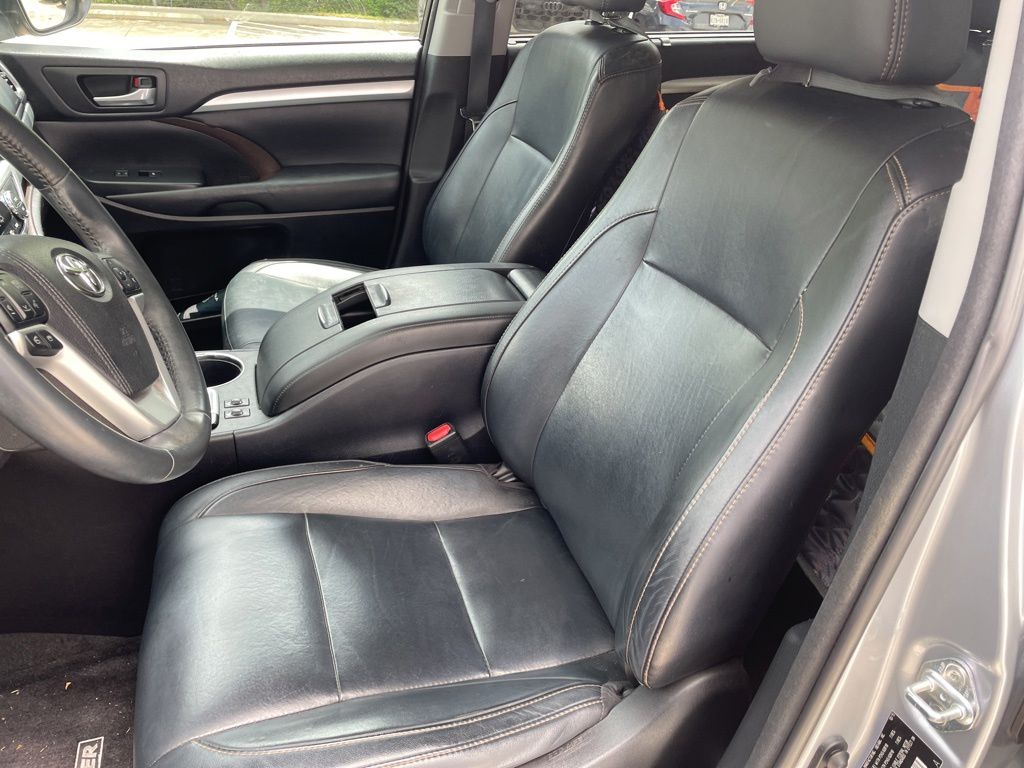 2015 Toyota Highlander XLE V6 Silver at Emmons Autoplex