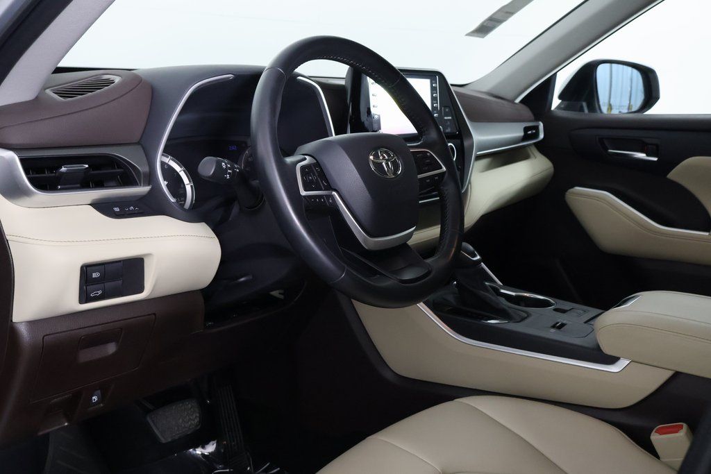 Thumbnail: 2022 Toyota Highlander - 7
