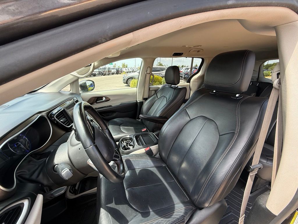 Thumbnail: 2018 Chrysler Pacifica - 12