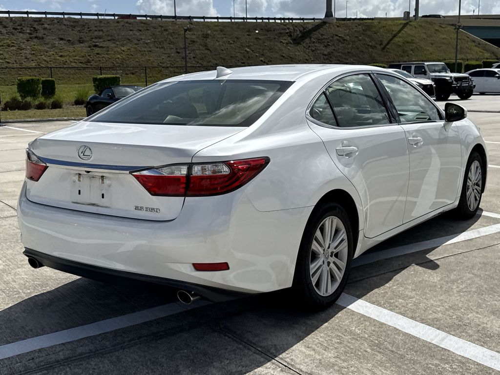 Thumbnail: 2015 Lexus ES - 11