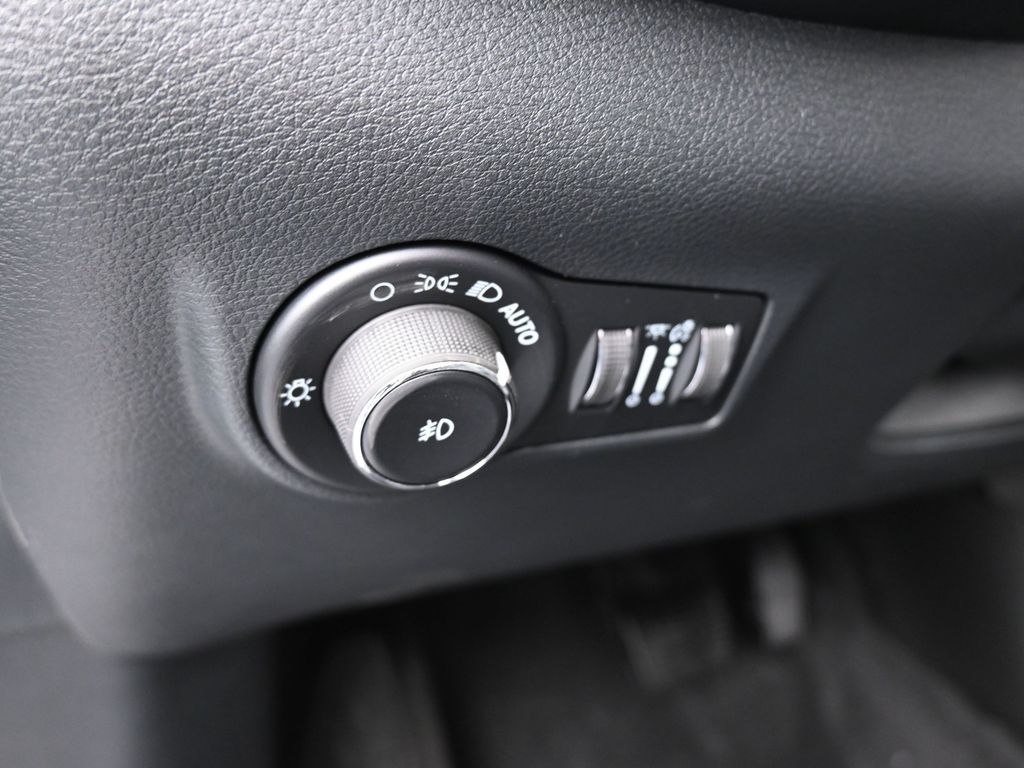 New 2026 silver zynith metallic clearcoat Jeep Latitude image 13